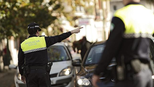 Polic�as locales dirigiendo el tr�fico en el centro