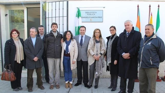 Autoridades y Consuelo Garc�a P�riz que da nombre a la nueva biblioteca