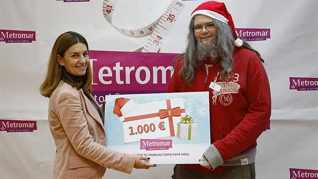 Dar�o Pav�n recibiendo el premio de Ana Guti�rrez, gerente de Metromar