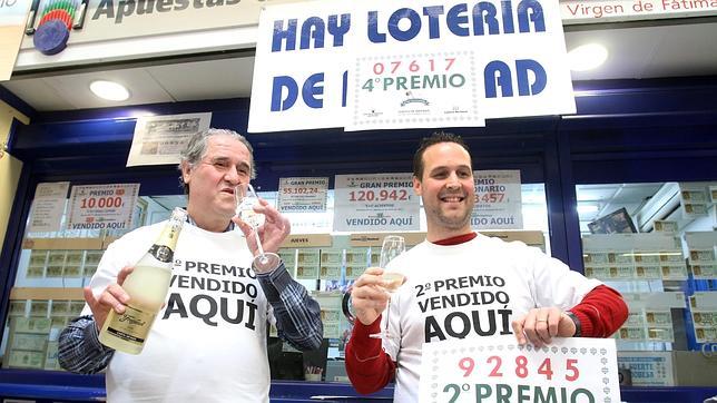 El lotero de Carrefour Zahira en C�rdoba que ha vendido dos premios de la Loter�a