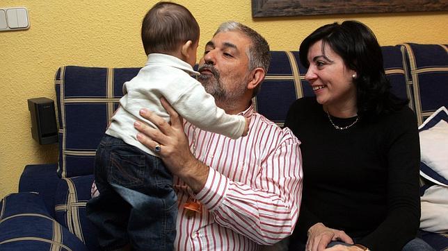 Una pareja juega con el beb� acogido en su hogar