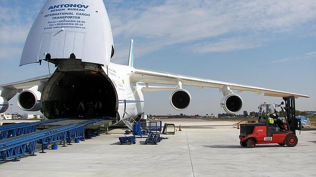 El Antonov 124, una de las grandes aeronaves que transporta mercanc�as desde el aeropuerto de San Pablo