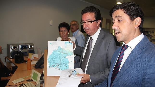 Dirigentes del PP entregando el mapa en la RTVA