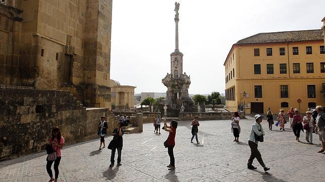 Turistas en la plaza del Triunfo de San Rafael