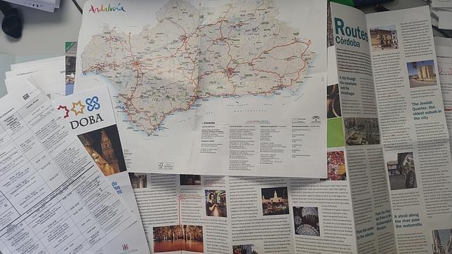 Plano y folleto que ofrece el Centro de Visitantes de la Junta en C�rdoba al turista
