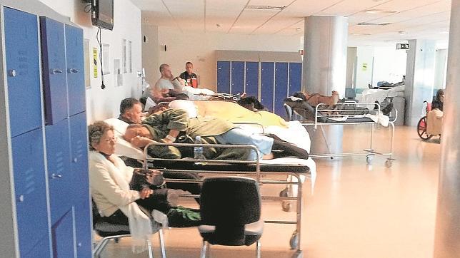 Sala de espera de urgencias en el Reina Sofía con camillas en los pasillos
