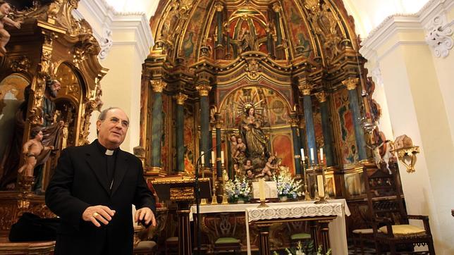 Monse�or Asenjo en la capilla privada de Palacio