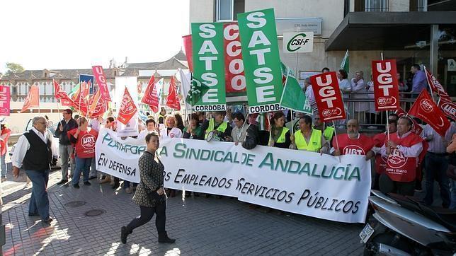 Protesta de los sindicatos en un centro de salud de Córdoba con motivo de la huelga de médicos