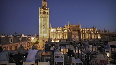 Terraza con vistas a la Catedral y la Giralda. Fuente: Hotel EME Catedral