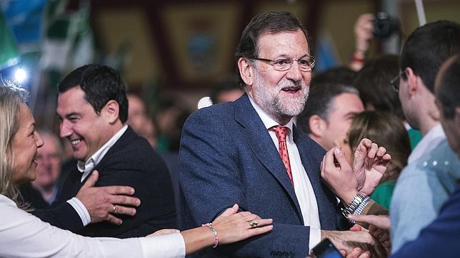El presidente del Gobierno, Mariano Rajoy, ha arropado al candidato del PP-A a la Junta, Juanma Moreno