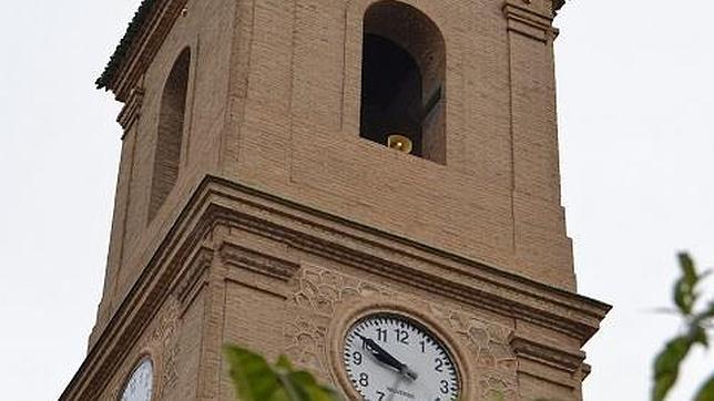 Meg�fono en la torre de la iglesia de Pinos Puente