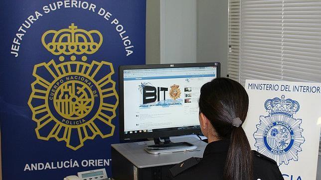 Una policía de la Brigada de Investigación Tecnológica