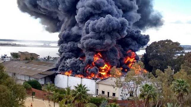 Imagen de columna de humo provocada por el fuego