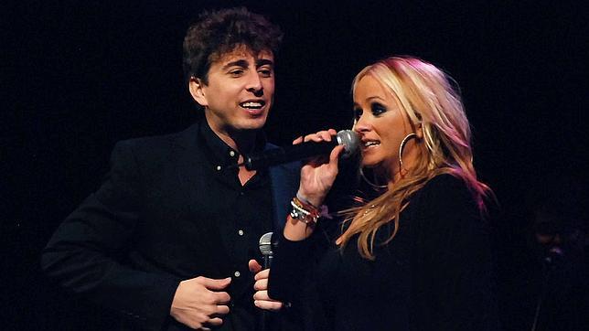 Juanlu Montoya cantando a dúo con La Húngara