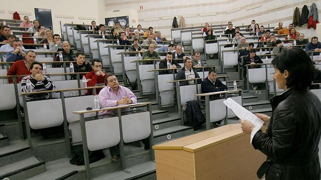 Opositores en un examen del SAS