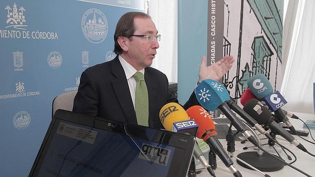 Rafael Ja�n, en la presentaci�n del pionero manual