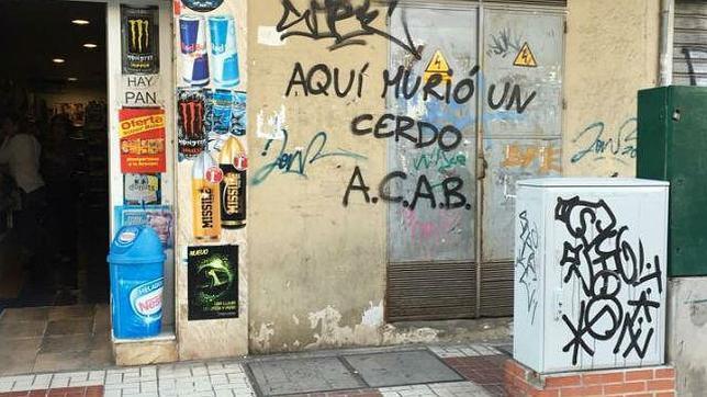 Pintada insultante realizada en el lugar donde fue mortalmente atacado el policía