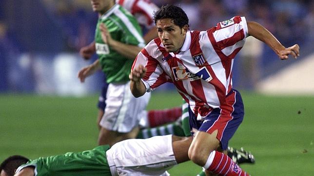 Juan Carlos conduce el balón durante un partido de su última etapa en el Atlético de Madrid