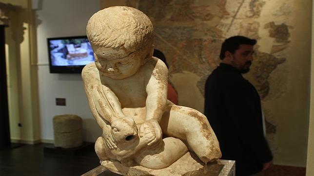 «Niño con liebre», pieza que fue hallada en las excavaciones de la Villa del Mitra