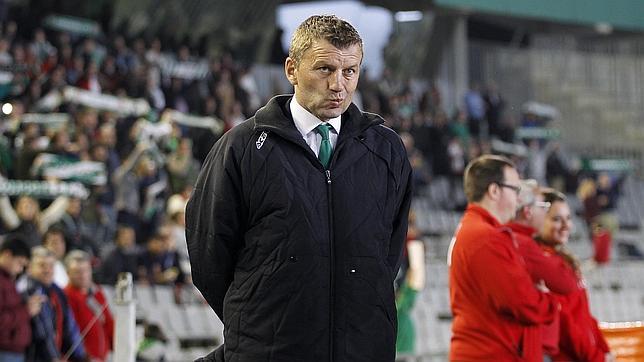 Miroslav Djukic, entrenador del C�rdoba CF, con gesto serio en el �ltimo partido