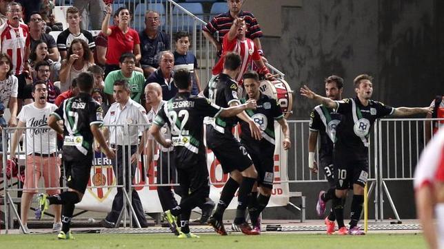 Cartabia celebra su gol en Almera encarndose con la grada
