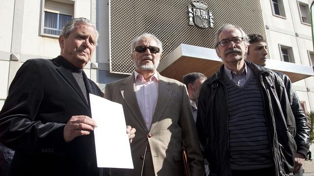 Herminio Trigo, Julio Anguita y Manuel P�rez, esta ma�ana, en los juzgados