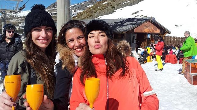 Raquel Revuelta junto a su hija Claudia en Sierra Nevada