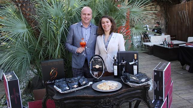 David de Castro y Cristina Quesada, con los productos del horno sanluque�o