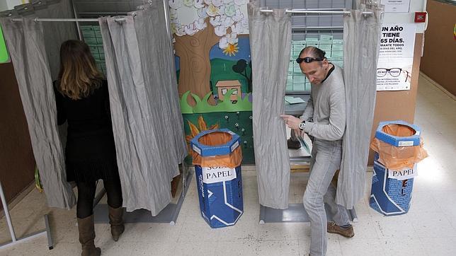 Cabina de voto en un colegio electoral del C�rdoba
