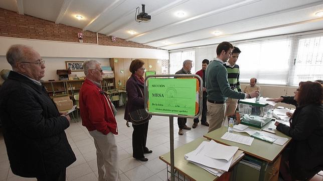 Cola para votar en el colegio Btica-Mudarra de la capital