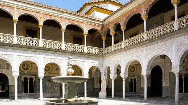Patio de entrada de la Casa Pilatos. Fuente: fundacionmedinaceli.org