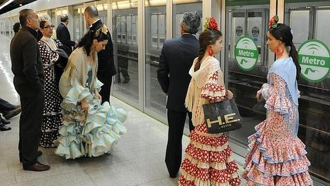 Pasajeros esperan el metro para ir a la Feria de Sevilla. ABC