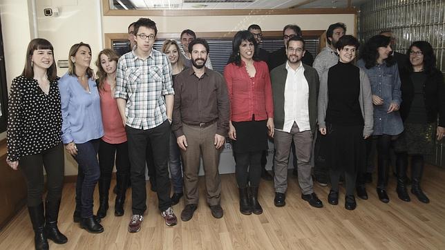 Grupo parlamentario de Podemos con los responsables nacionales de la formación, Íñigo Errejón y Sergio Pascual