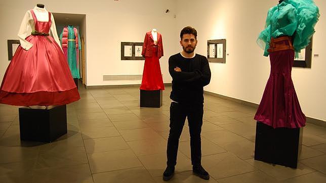 Sergio Parrales entre algunos de sus dise�os