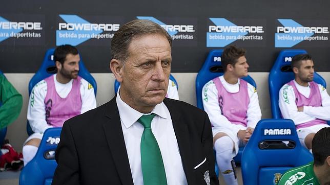 Jos� Antonio Romero, entrenador del C�rdoba, este domingo en el Madrigal