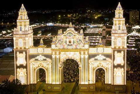 La portada de la Feria de Sevilla 2015, durante la prueba del «alumbrao». J.J. ÚBEDA