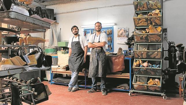 Los hermanos Ramos, en su taller de zapater�a de Los Palacios