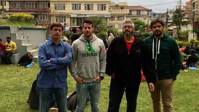 El palmeo Miguel ngel Higueras, con sudadera gris, en Katmand