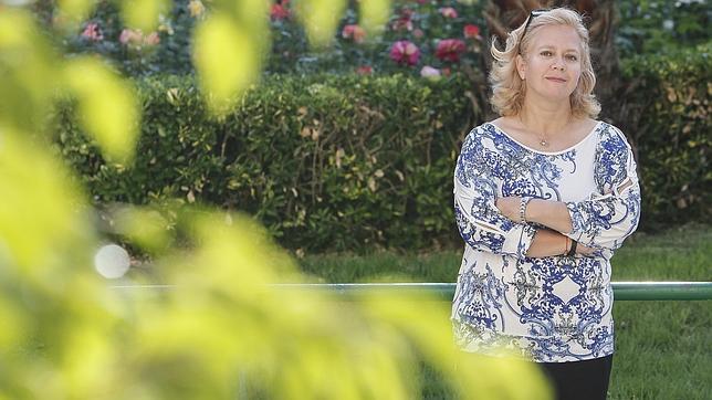 Mar�a Luisa Lucena en la entrada del colegio Cervantes de los Maristas