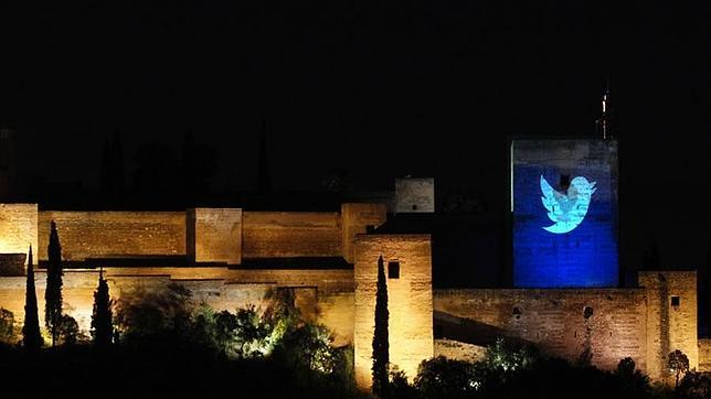 El logo de Twitter sobre la Alhambra