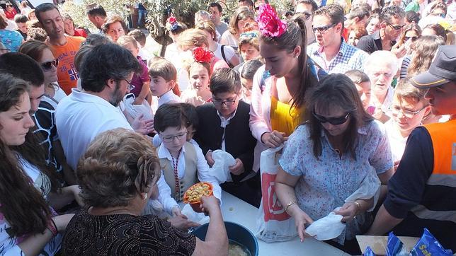 Los ni�os recogen los �chorchos� durante la fiesta