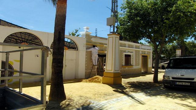 Un trabajador prepara la caseta de Xefar de la Feria de 2015