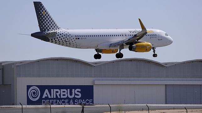Un avi�n, sobre las instalaciones de Airbus en Sevilla