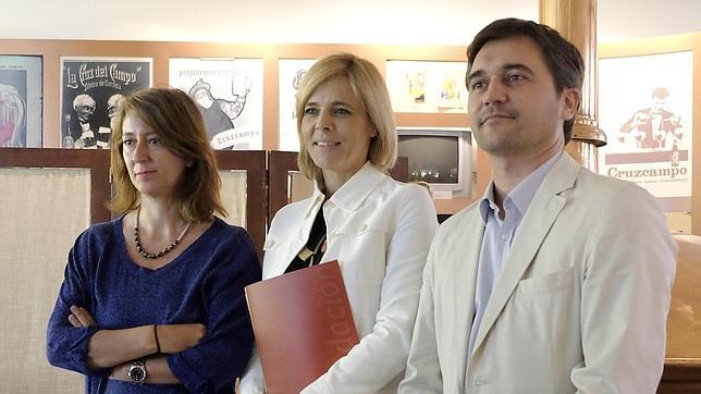 Claudia Guardiola, M� Angeles Rodr�guez de Trujillo y Luis Miguel Cipr�s, ayer en Sevilla