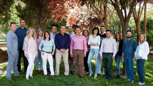 Foto promocional de la lista de IU en Nueva Carteya con Vicente Tapia en el centro