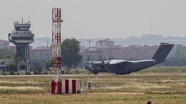 Un Airbus A400M aterrizando en el aeropuerto de Sevilla