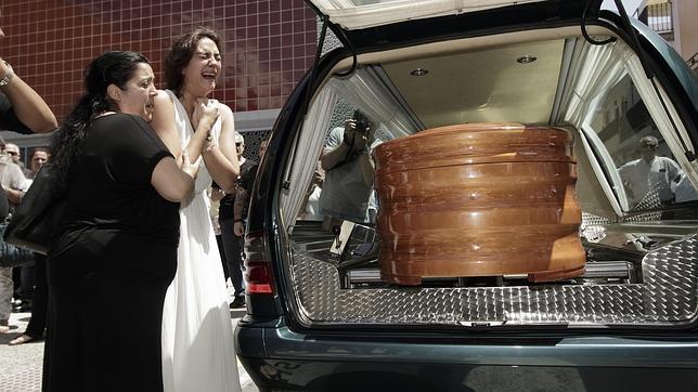 Alba Molina llora ante el f�retro de su padre