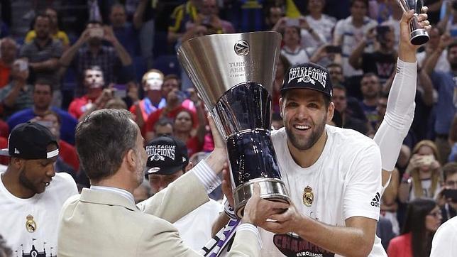 Felipe Reyes recibe el trofeo de la Euroliga