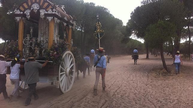 La carreta de la hermandad de C�rdoba cruza Do�ana por la Raya Real