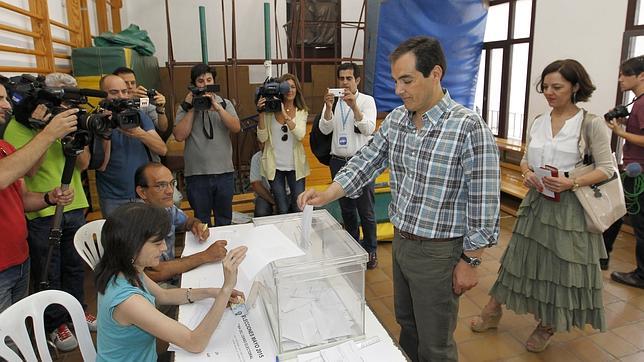 Jos� Antonio Nieto, esta ma�ana votando en el colegio Caballeros de Santiago